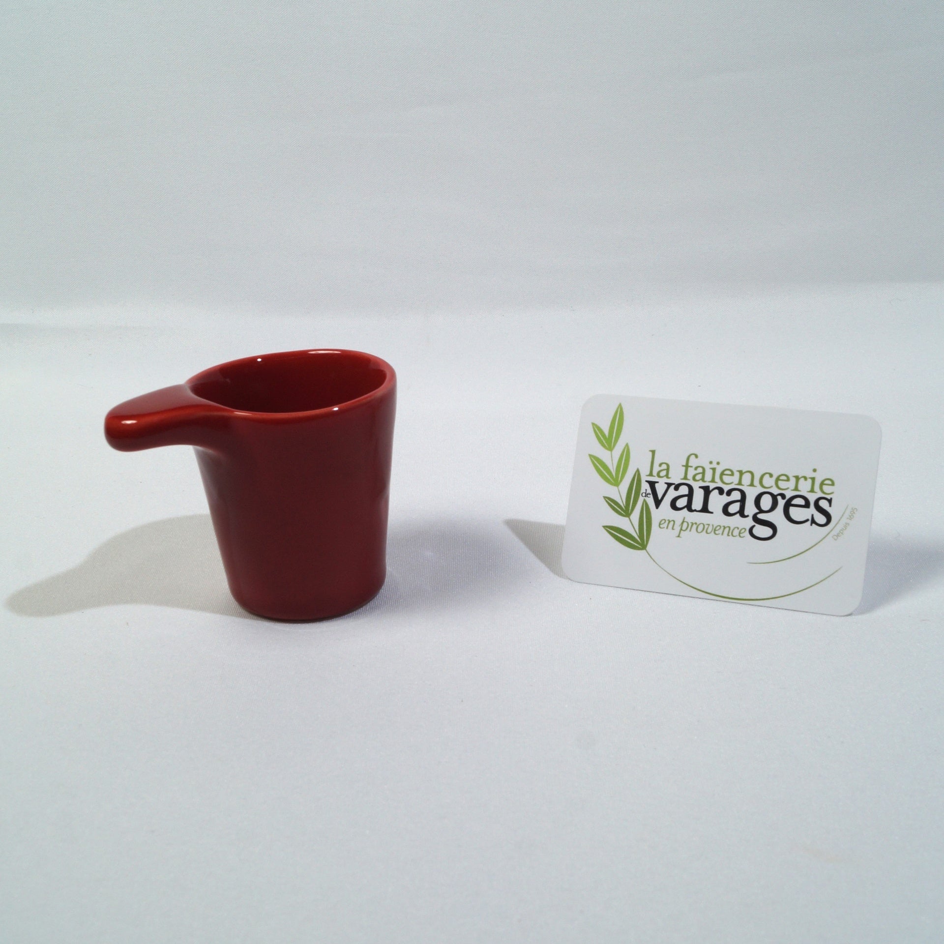 [1050] Tasse anse bec 10 - Les Essentiels (Rouge)